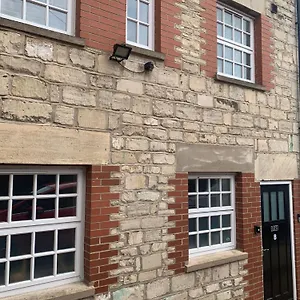 1 Bed House, Free Parking, 15 Minutes From Cheltenham Races Holiday home